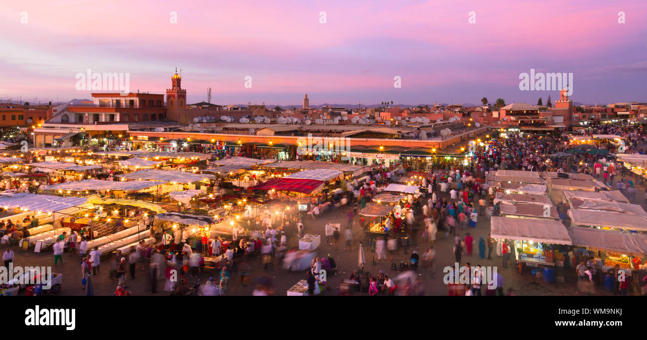 Aussi Jamaa el Fna Jemaa el-Fna, place Djema el-Fna ou Place Djemaa el-Fna est un carré et de la place du marché à Marrakech, Maroc, Afrique. Chef-d'oeuvre de l'UNESCO Banque D'Images