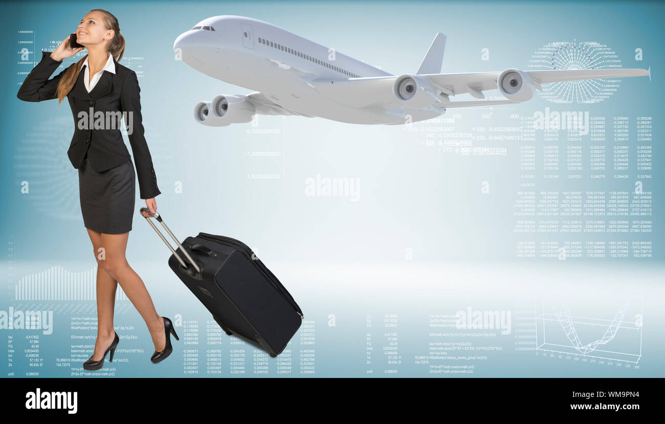 Businesswoman smiling exerçant son sac de transport à roulettes tout en parlant au téléphone. Image de l'avion de voler à côté. Graphiques de haute-technologie avec diverses données comme bac Banque D'Images