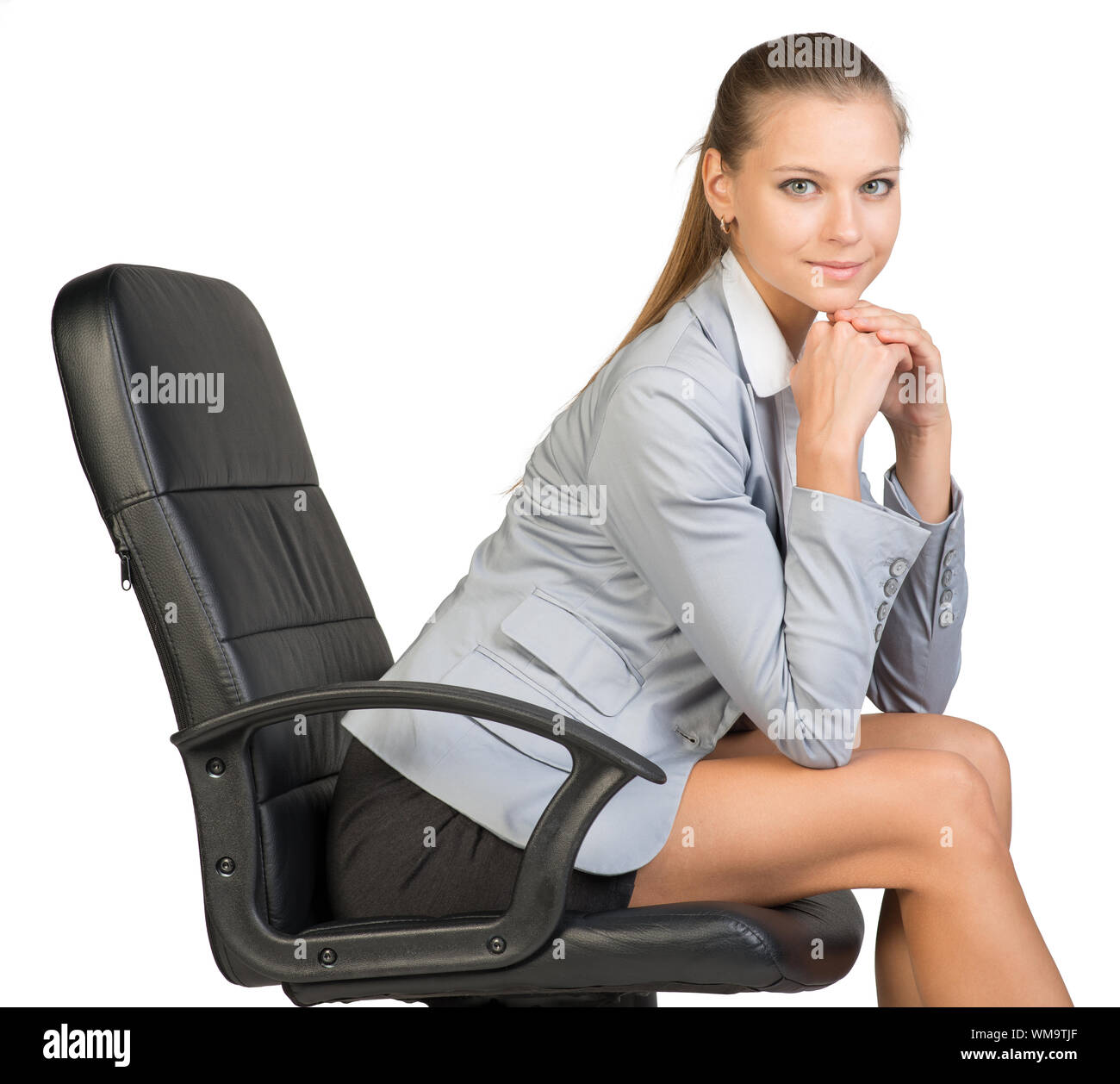 Businesswoman on office chair, avec sa tête reposé sur ses mains. Plus isolé sur fond blanc Banque D'Images