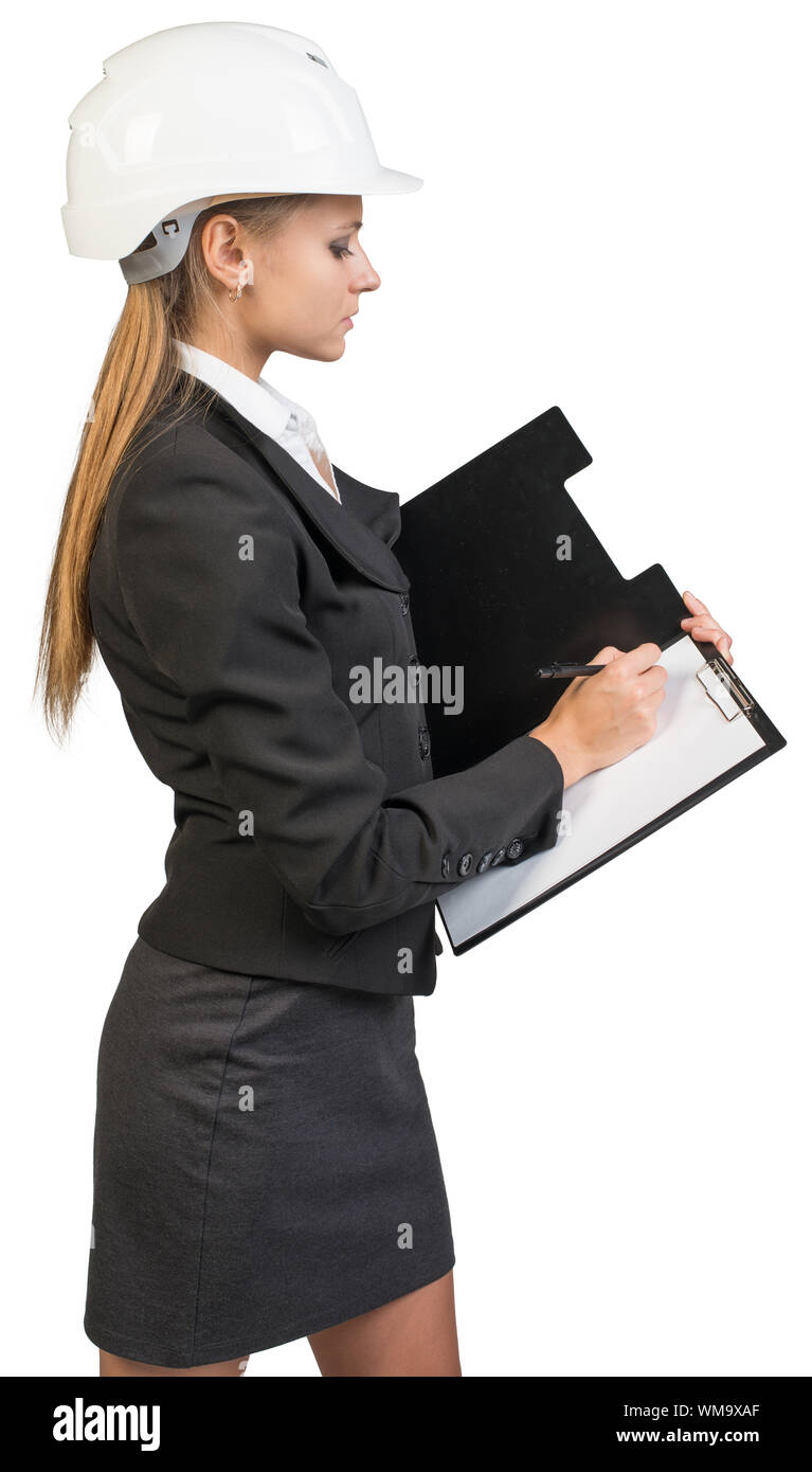 Businesswoman wearing hard hat, l'écriture sur presse-papiers vierges. Plus isolé sur fond blanc Banque D'Images