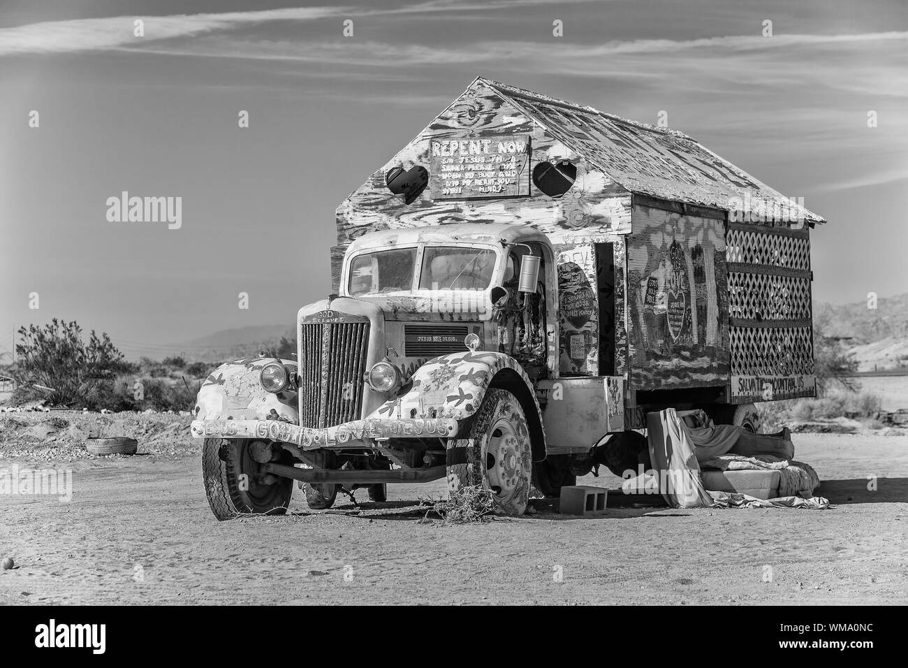 CALIPATRIA, Imperial County, Californie, USA - 28 novembre : le rendu noir et blanc de Bible chariot outsider art installation à la montagne du salut o Banque D'Images
