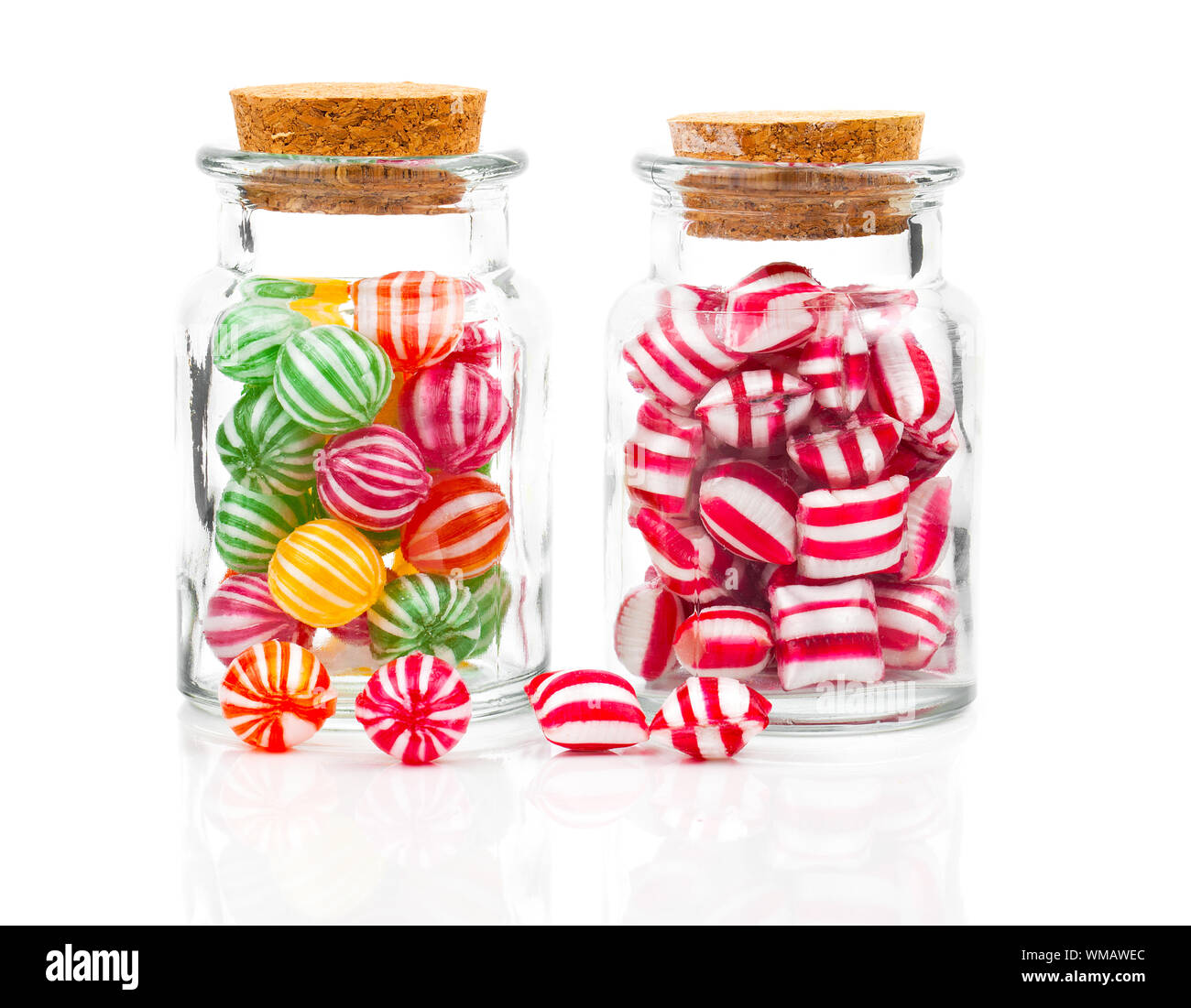 Deux pots de verre remplis de bonbons isolé sur fond blanc Banque D'Images