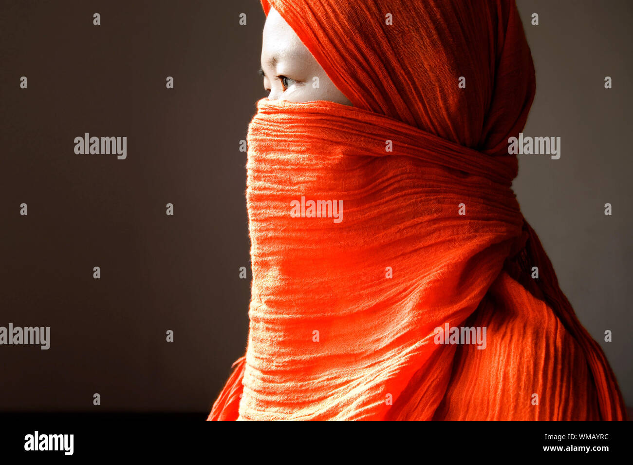 Close-up d'une femme musulmane recouverte d'un voile orange Banque D'Images