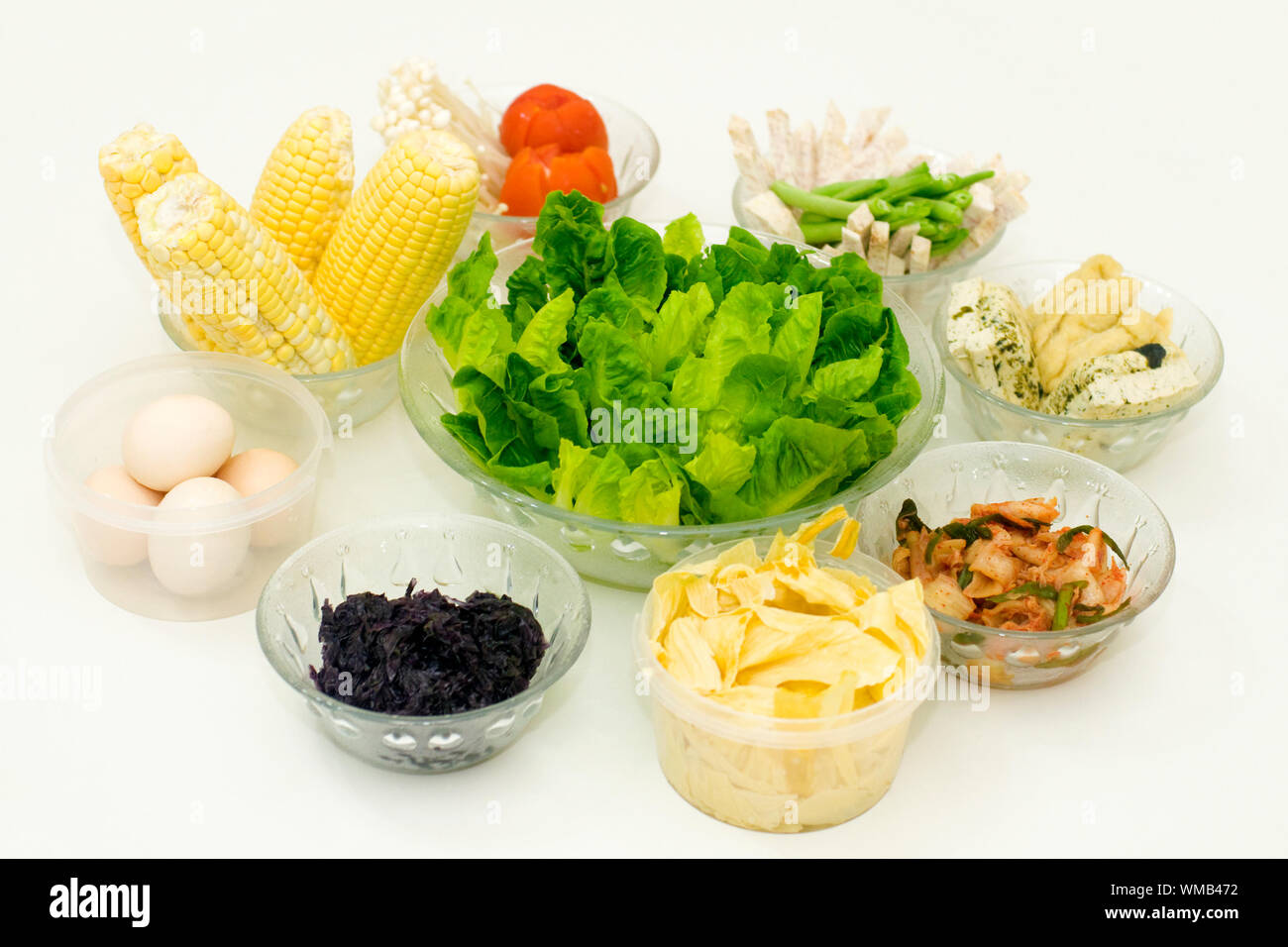 Produits frais bio légumes crus préparés pour steamboat de servir. Banque D'Images