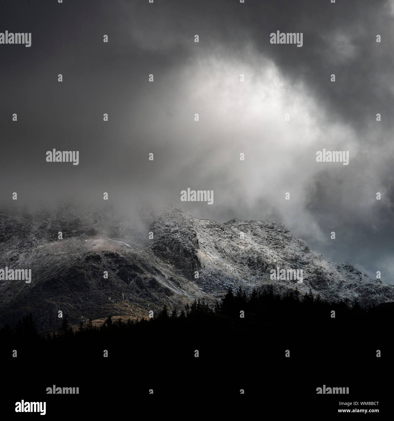 Moody magnifique paysage d'hiver spectaculaire image de sommets de montagnes de Snowdonia en Tryfan pendant un temps orageux Banque D'Images