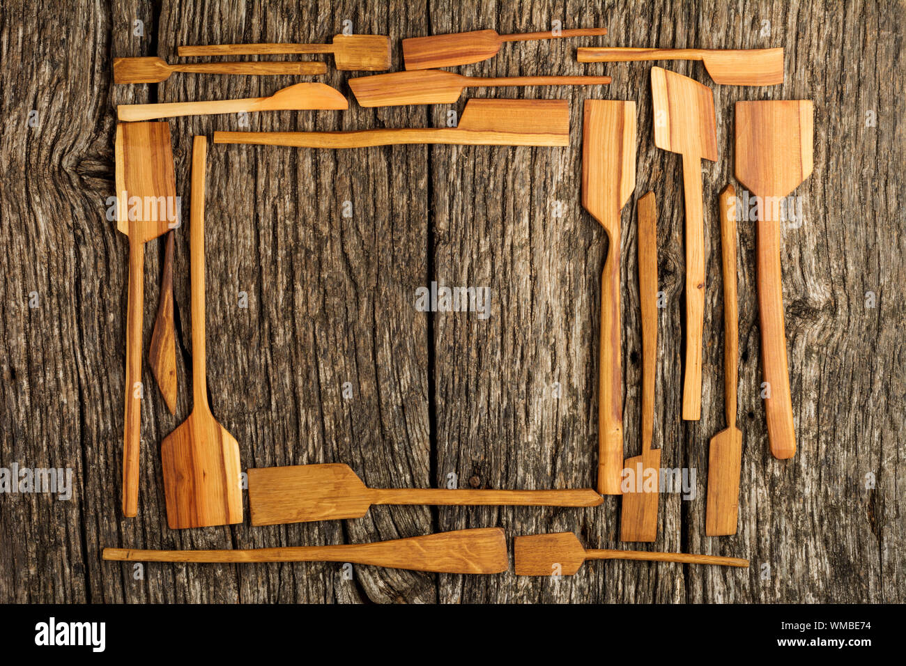 Ustensiles de cuisine ruraux sur une table en bois d'époque de dessus - arrière-plan rustique avec espace de texte libre. Pose à plat. Banque D'Images