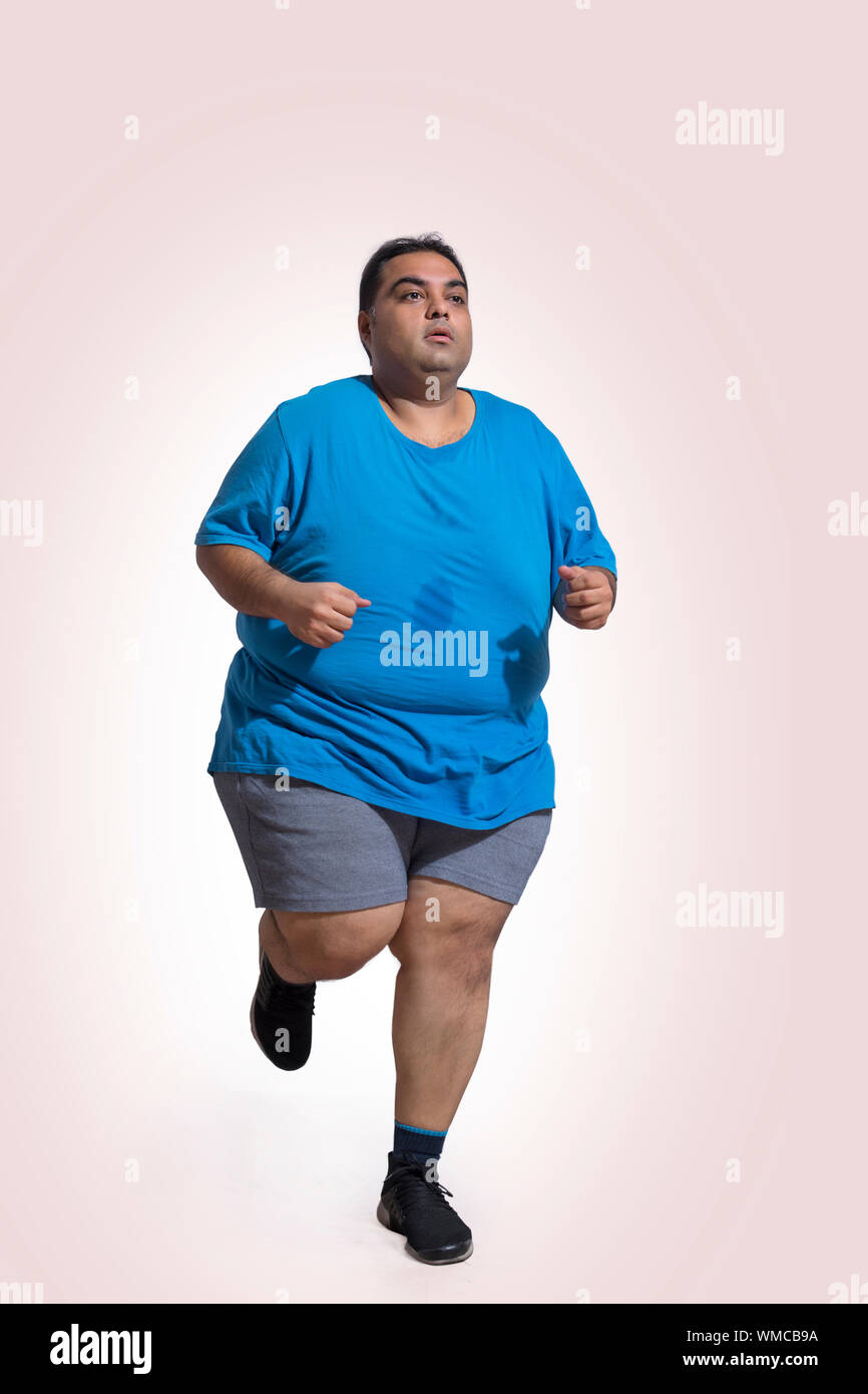 Tshirt homme obèse en short et chaussures de sport portant exécution Photo  Stock - Alamy