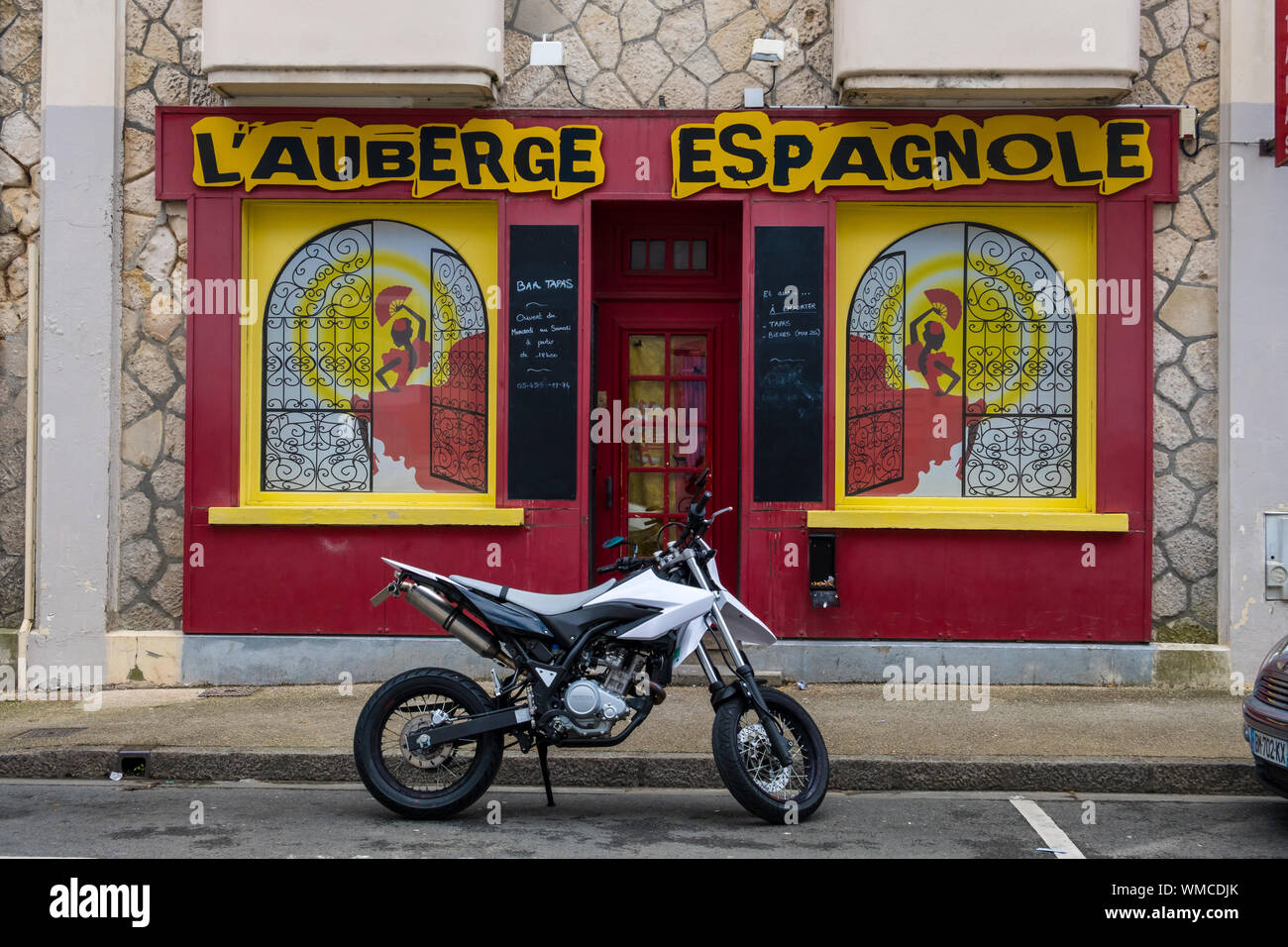 Niort, France - 11 mai 2019 : Cafe sur la rue du centre-ville historique de Niort, Deux-Sèvres, France Banque D'Images