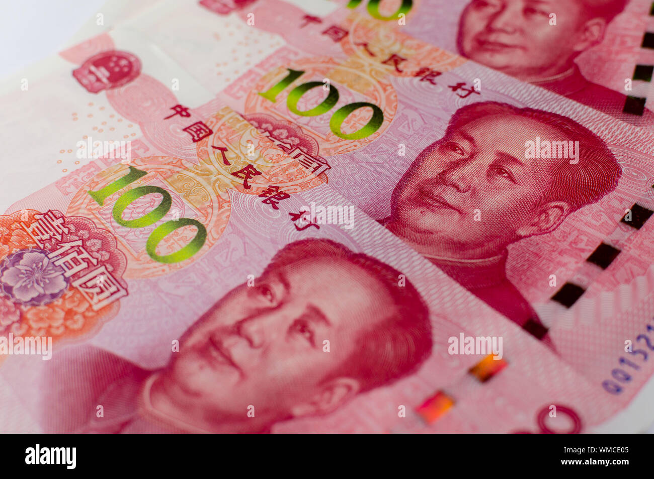 Ou le renminbi yuan chinois des billets en euros. Close up image de la monnaie de la Chine. Photo est prise avec une faible profondeur de champ. Banque D'Images
