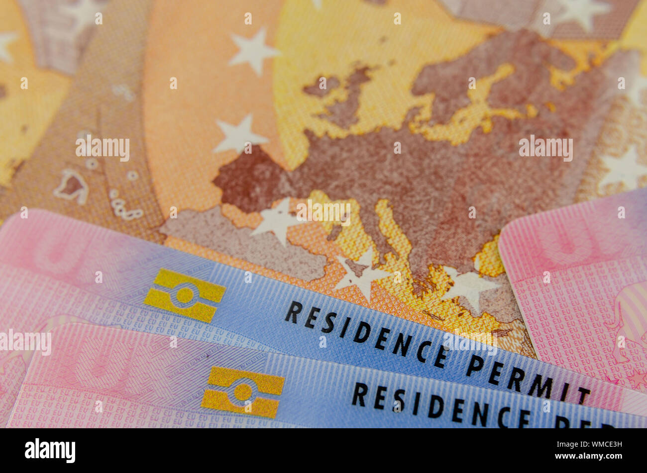 Cartes de séjour biométrique britannique et une carte de l'UE sur le billet d'Euro. Photo concept pour l'immigration. Banque D'Images