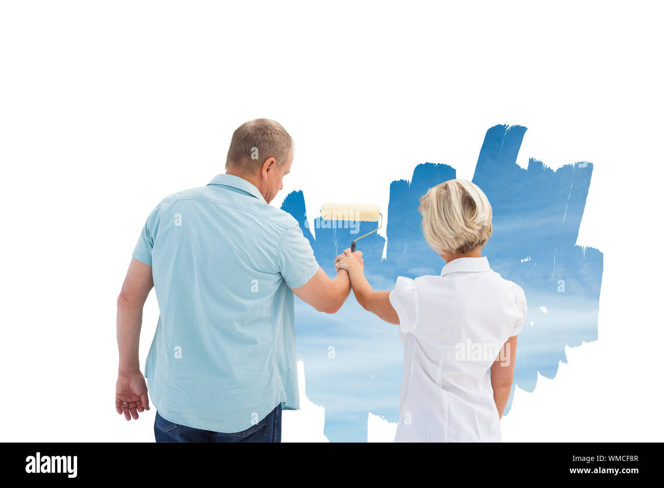 Image composite de l'heureux couple plus âgé en peinture d'un ciel sur mur blanc Banque D'Images