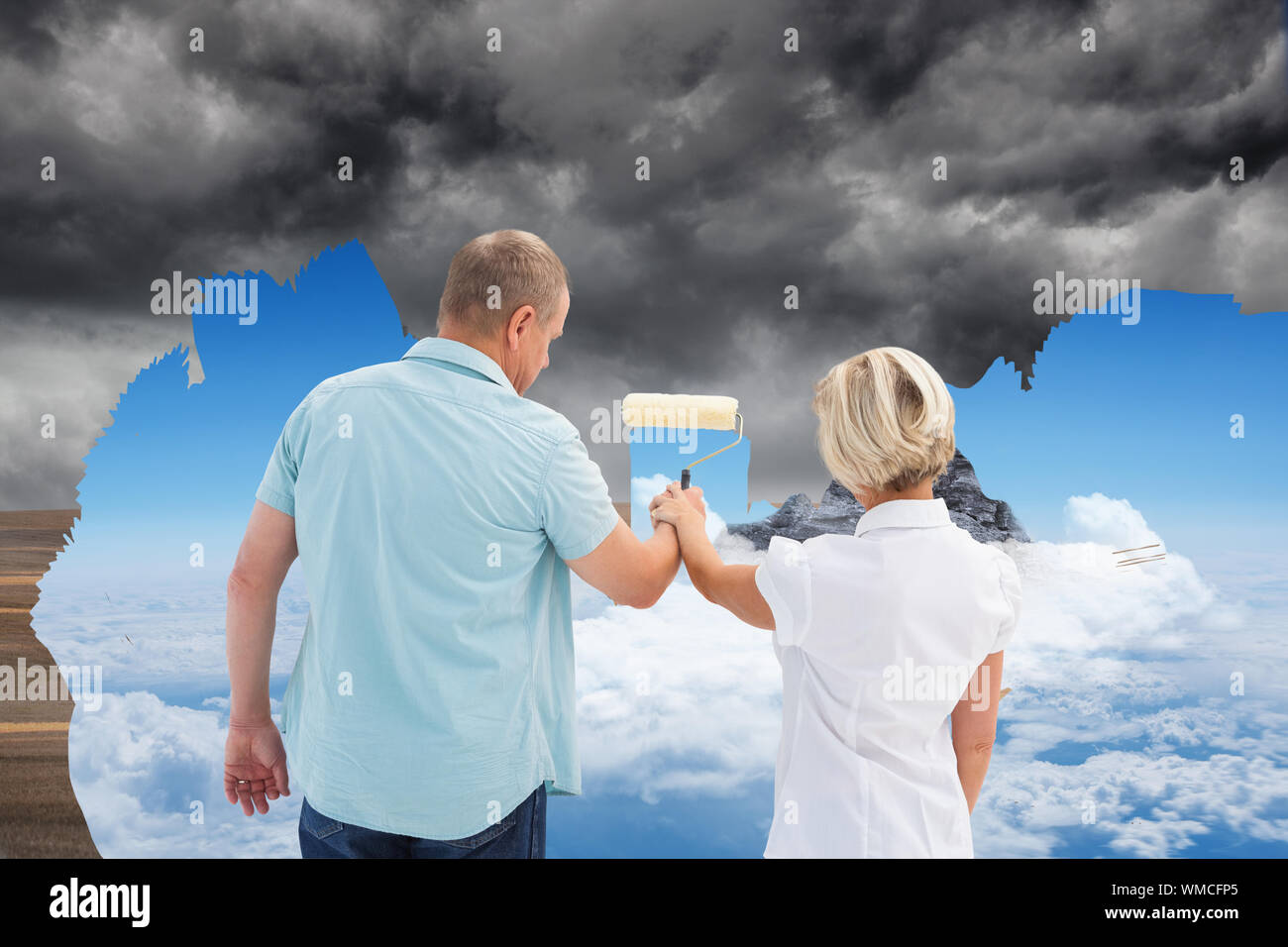 Plus de couple painting le ciel de l'obscurité à la lumière Banque D'Images