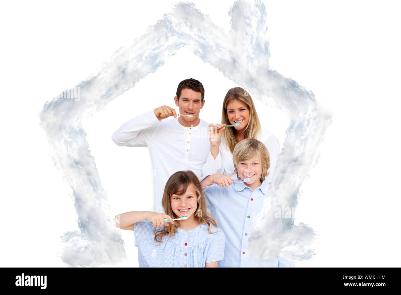 Smiling young family se brosser les dents contre chambre contours dans les nuages Banque D'Images