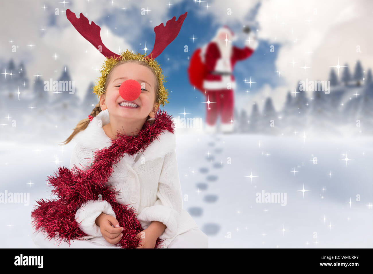 Cute little girl wearing red nose et de guirlandes sur fond de ciel bleu avec des nuages blancs Banque D'Images