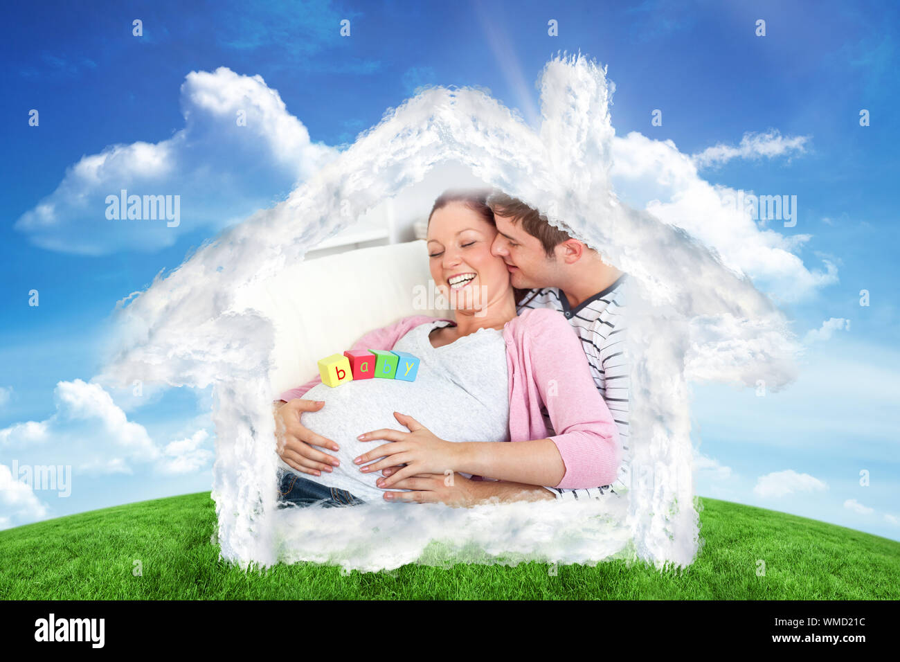 Portrait d'une femme enceinte avec merry bébé cubes sur son ventre et de  son mari de l'embrasser contre green hill under blue sky Photo Stock - Alamy