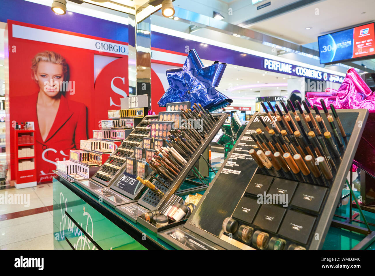 Dubaï, Émirats arabes unis - circa 2019, janvier : MAC makeup produits sur l'affichage à l'Aéroport International de Dubaï. Banque D'Images