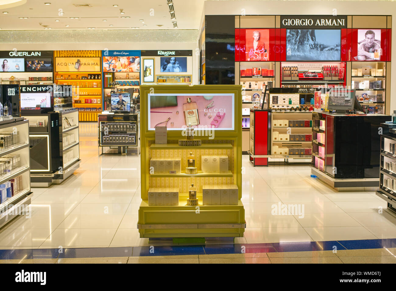 Dubaï, Émirats arabes unis - circa 2019, février : les parfums et cosmétiques produits sur l'affichage à l'Aéroport International de Dubaï. Banque D'Images