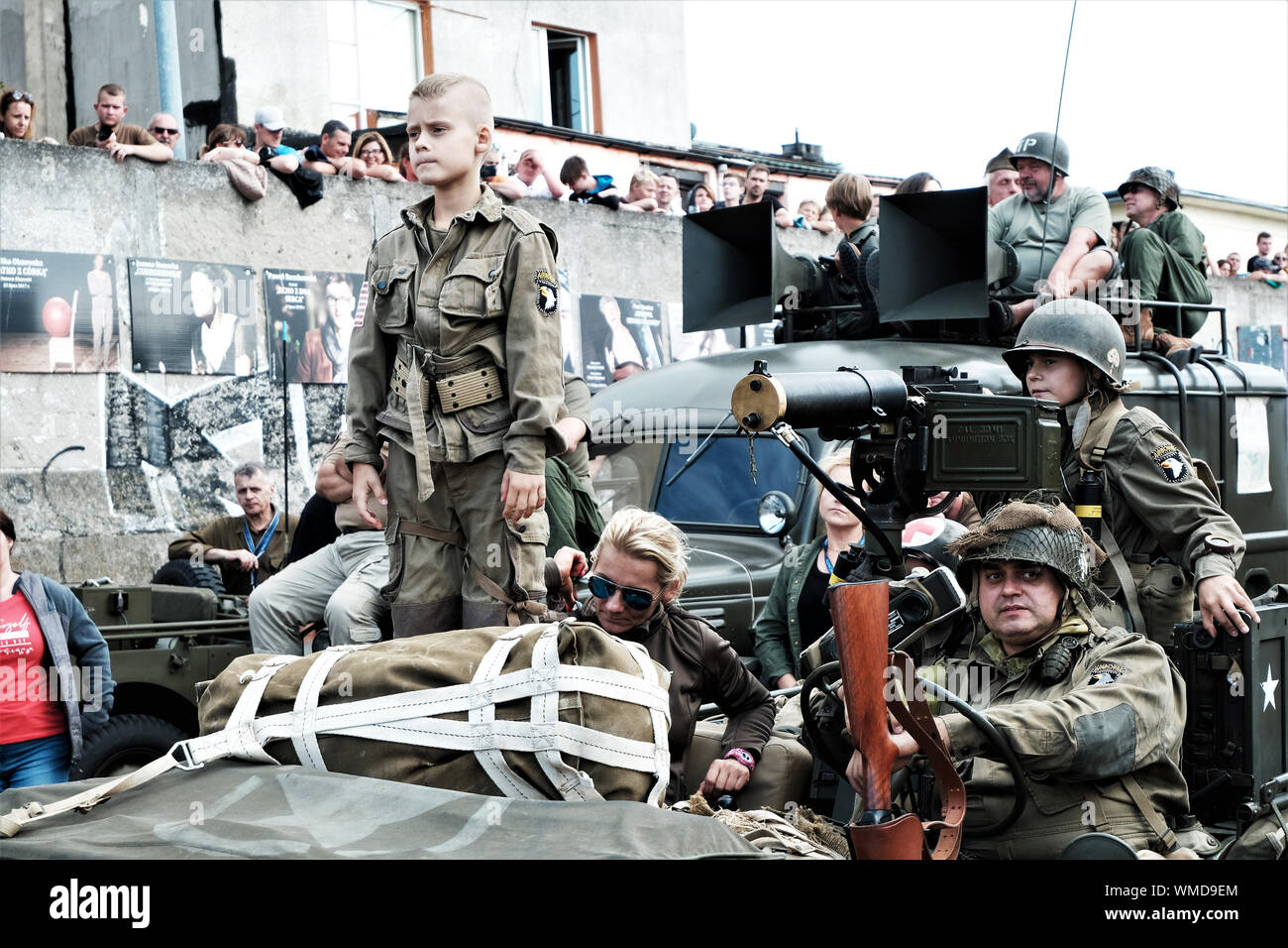 Les membres de groupes de reconstitution historique polonaise portant des uniformes de l'armée PENDANT LA SECONDE GUERRE MONDIALE 2 voitures militaires au cours de la reconstitution annuelle "D-day festival Hôtel' dans l'hôtel, Banque D'Images