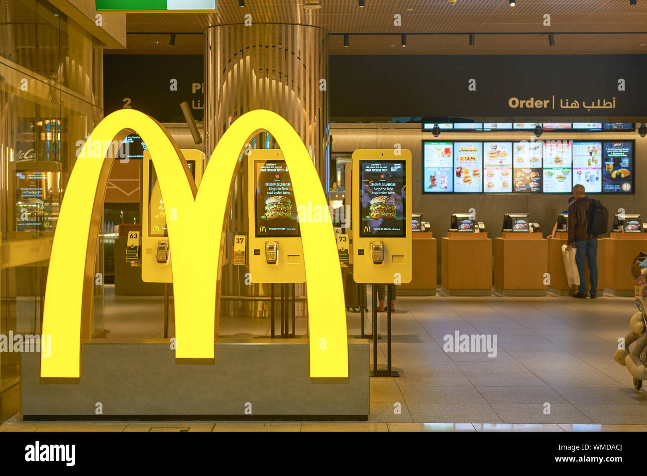 Dubaï, Émirats arabes unis - circa 2019, février : Arches d'or signer chez McDonald's Restaurant à l'Aéroport International de Dubaï. Banque D'Images