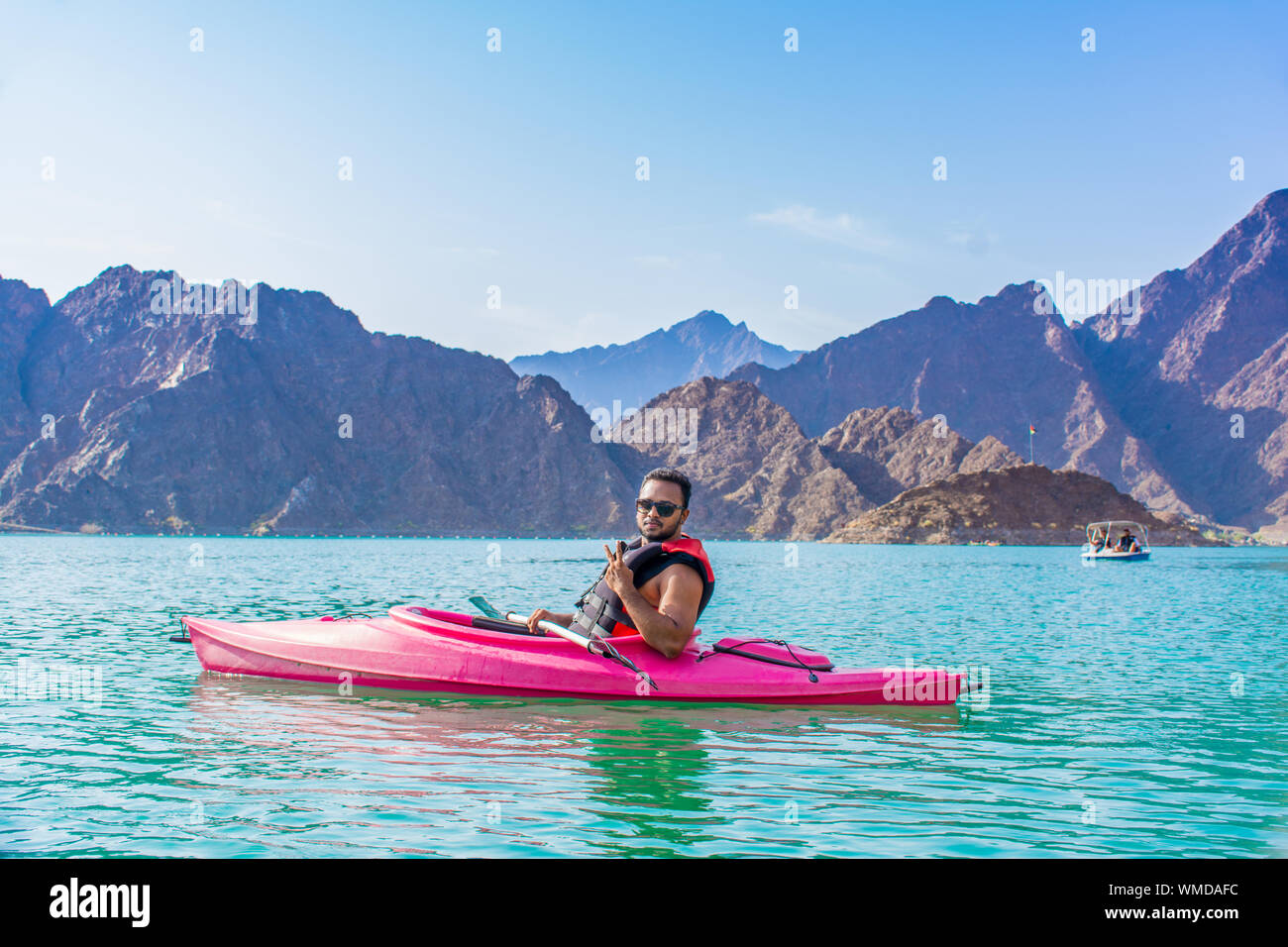 Jeune homme kayak Kayak Hatta Hatta en belle place du barrage de l'eau