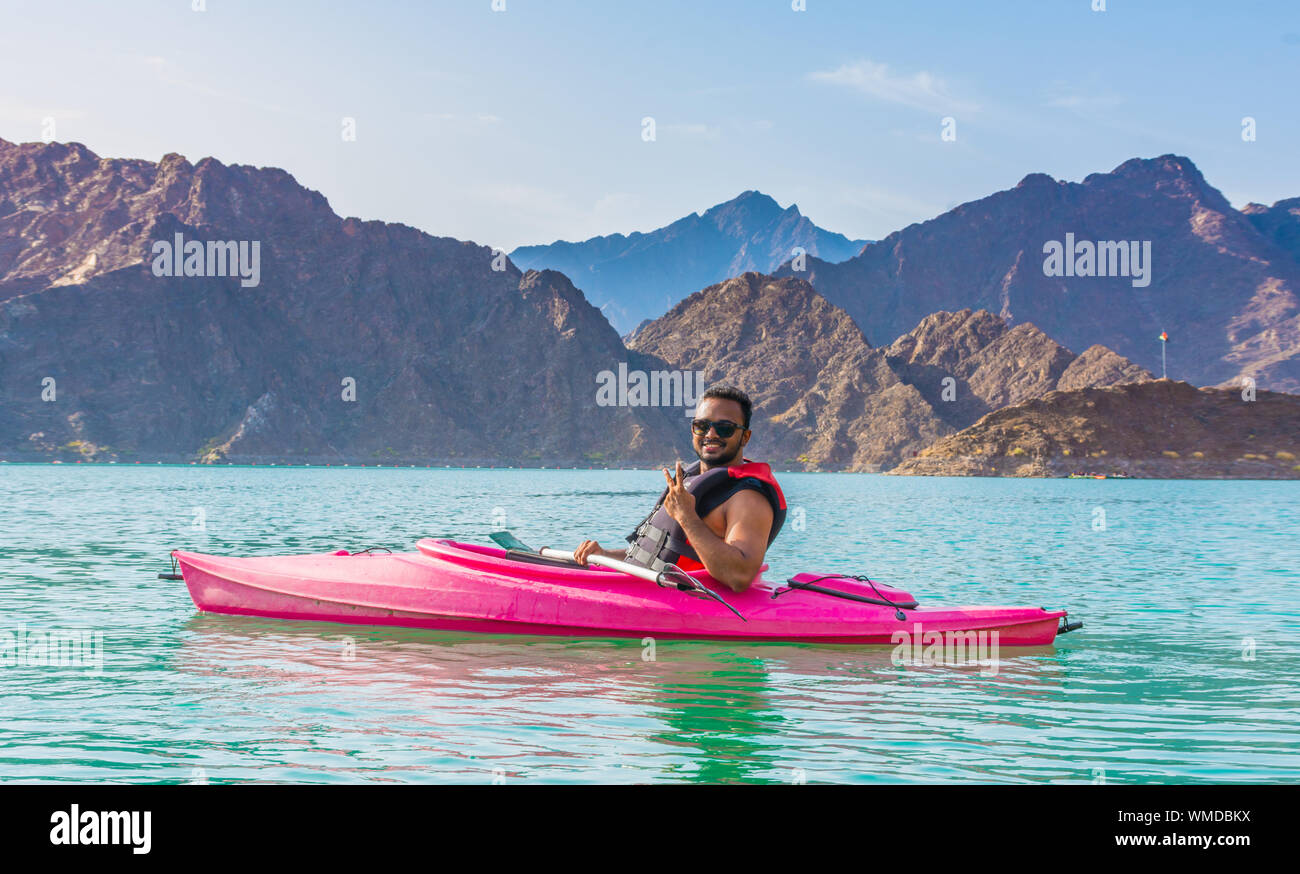Jeune homme kayak en barrage Hatta bel endroit pour des activités d'aventure de l'eau célèbre attraction touristique des Emirats Arabes Unis Banque D'Images