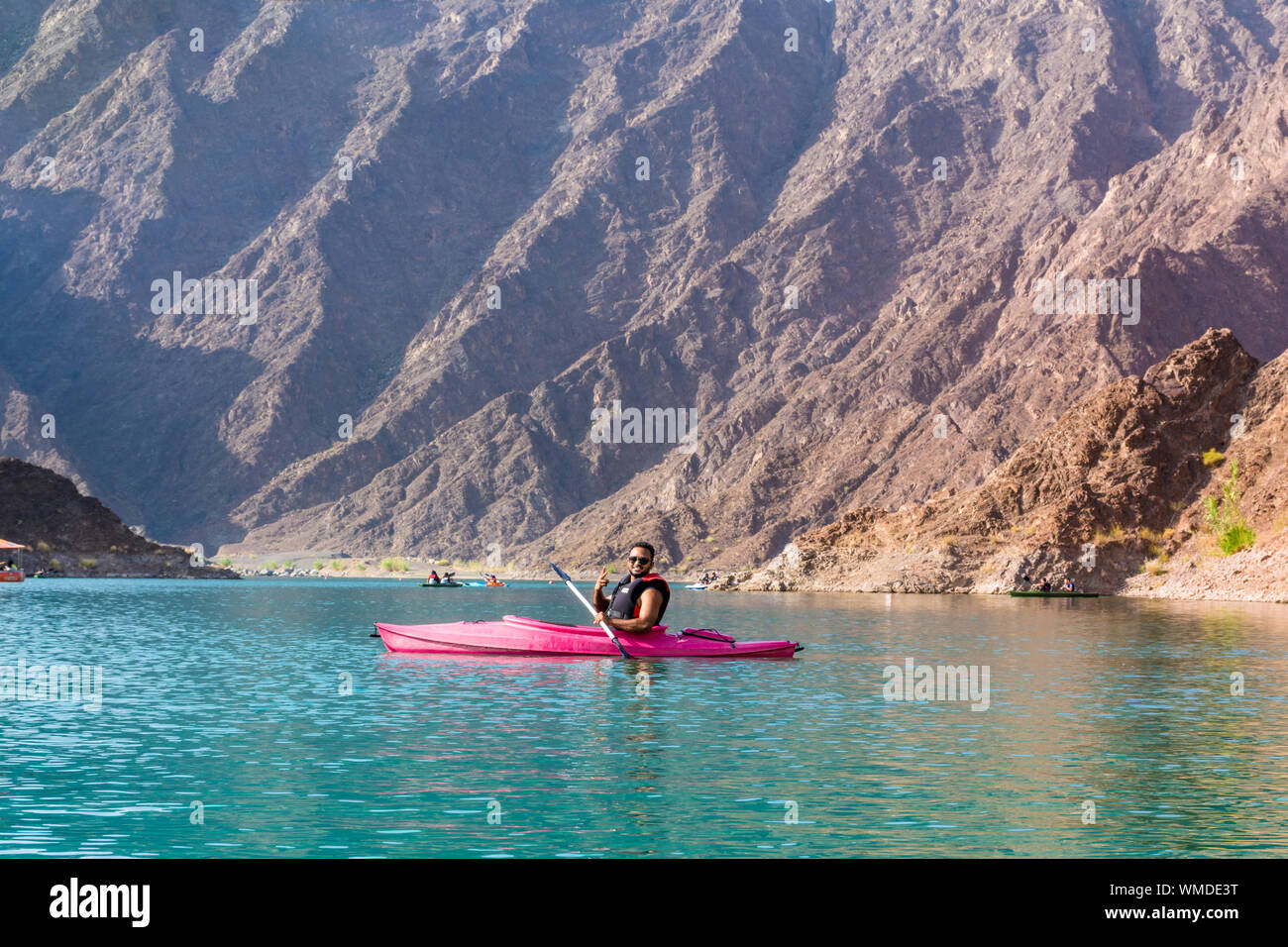 Jeune homme kayak Kayak Hatta Hatta Dubai Barrage dans bel endroit pour des activités d'aventure de l'eau célèbre attraction touristique des Emirats Arabes Unis Banque D'Images