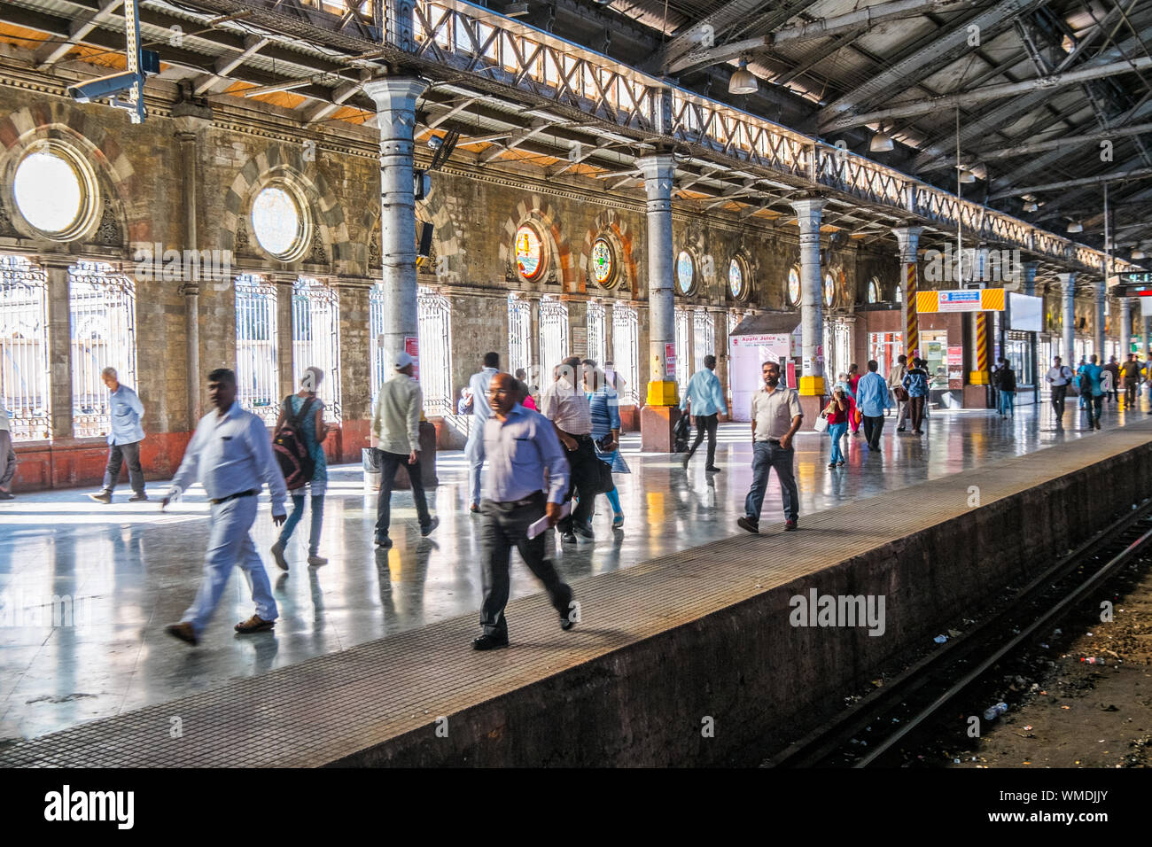 Les navetteurs sur la plate-forme à la Gare Chhatrapati Shivaji, CST, gare, Mumbai, Inde Banque D'Images