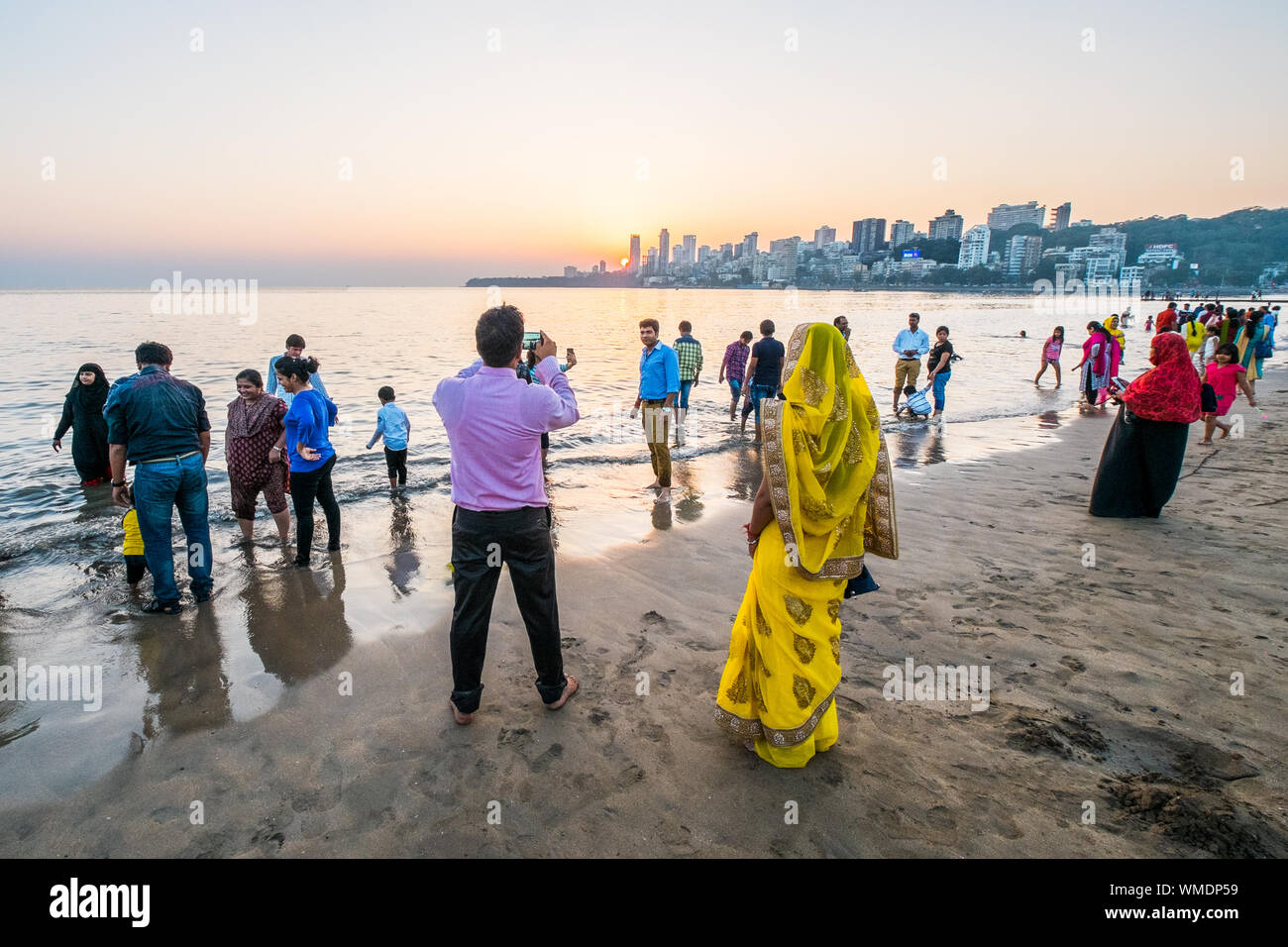 Syndicat de prendre une photo du coucher du soleil à Chowpatty Beach, Mumbai, Inde Banque D'Images