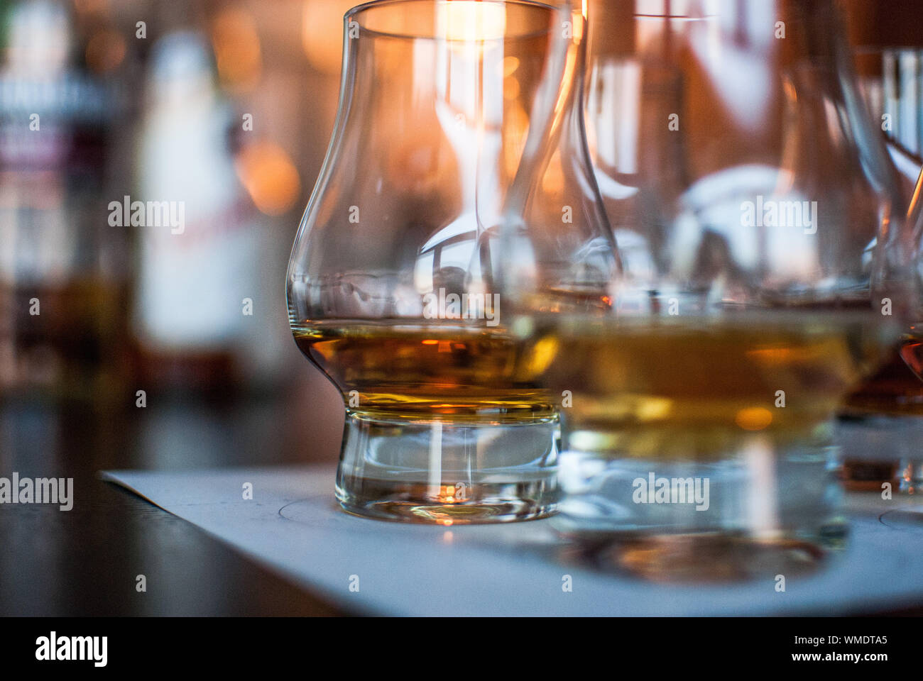 Close-up of Whisky verres sur table Banque D'Images