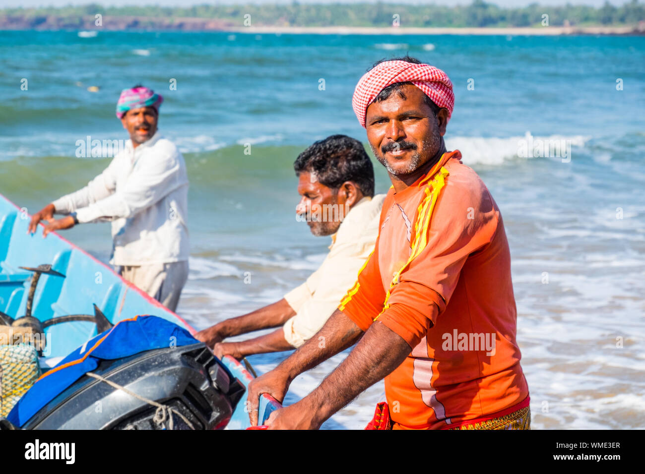 Les pêcheurs indiens avec des filets sur une plage à l'État du Maharashtra, Inde Banque D'Images