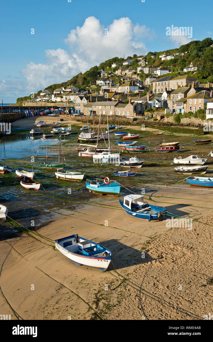 Mousehole village de pêcheurs à marée basse. Cornwall, England, UK Banque D'Images