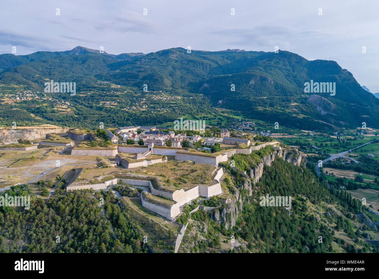 France, Hautes Alpes, Mont Dauphin, citadelle classée au Patrimoine Mondial de l'UNESCO pour les sites majeurs de Vauban (vue aérienne) // France, Hautes-Alpes (05 Banque D'Images