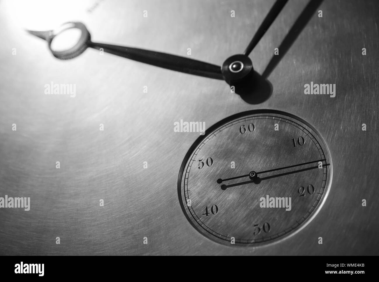 S'occuper de la vieille horloge, close-up avec focus sélectif. Noir et blanc, photo style rétro Banque D'Images