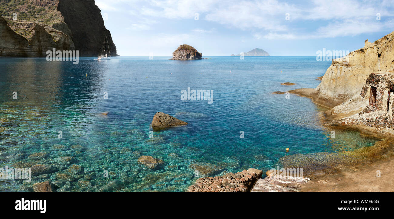 L'Italie. Îles Éoliennes. Salina, vue panoramique de la plage de Pollara avec de spectaculaires falaises présentant sous forme d'un amphithéâtre. Banque D'Images