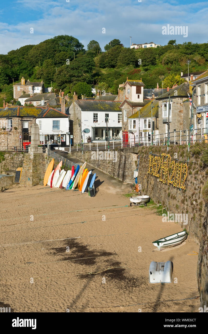 Village de Mousehole mur du port et du bureau de poste. Cornwall, England, UK Banque D'Images