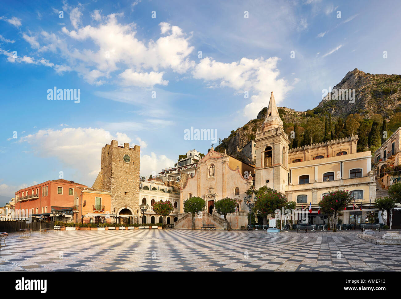 L'Italie. Taormina. Vue sur la piazza 9 avril depuis la terrasse panoramique. Banque D'Images