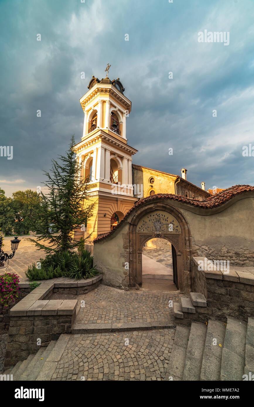 Clocher coloré à l'entrée à l'Assomption de la Sainte Vierge dans l'église de la vieille ville de Plovdiv, Bulgarie Banque D'Images