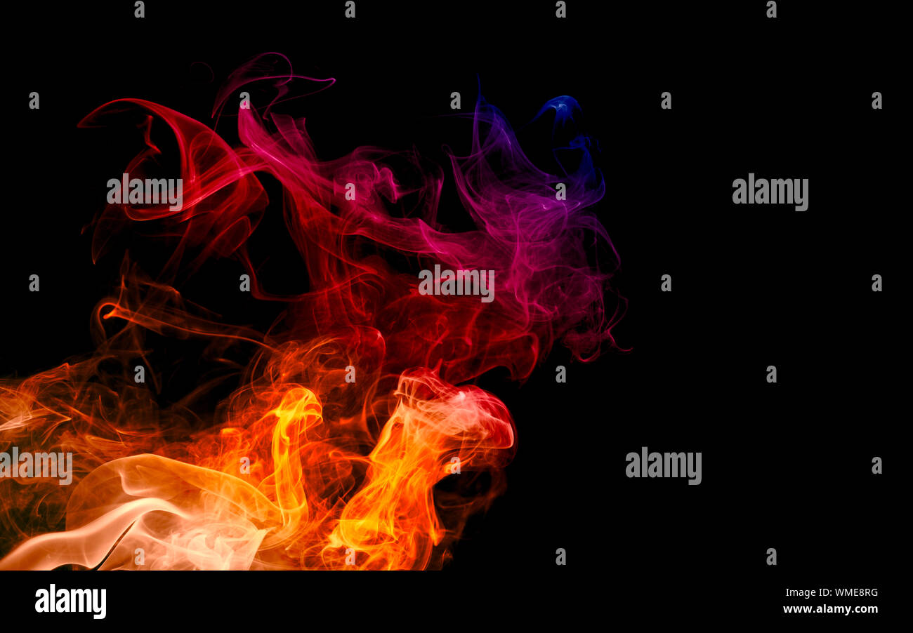 Le feu et la fumée colorée avec texture légère résumé isolé sur fond noir foncé Banque D'Images