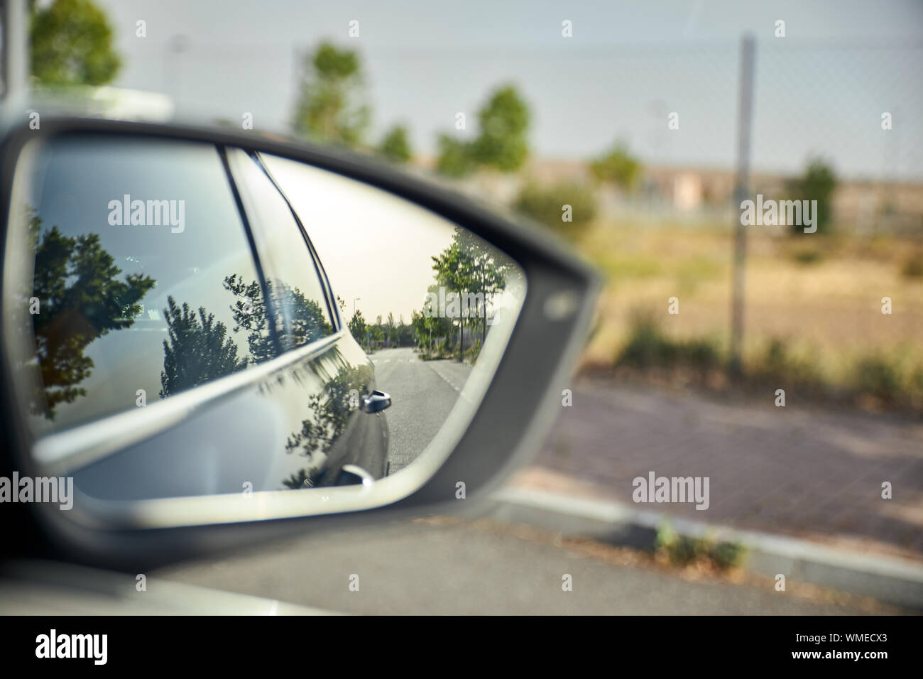 Vue sur le rétroviseur extérieur d'une voiture en conduisant en raison de  la route Photo Stock - Alamy