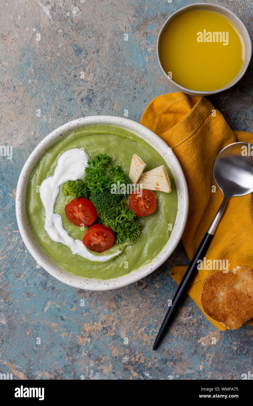Soupe crème de saison macro avec des légumes dans vegan bol avec table et serviette. Concept d'aliments d'automne Banque D'Images Soupe crème de saison macro avec des légumes dans vegan bol avec table et serviette. Concept d'aliments d'automne Banque D'Images