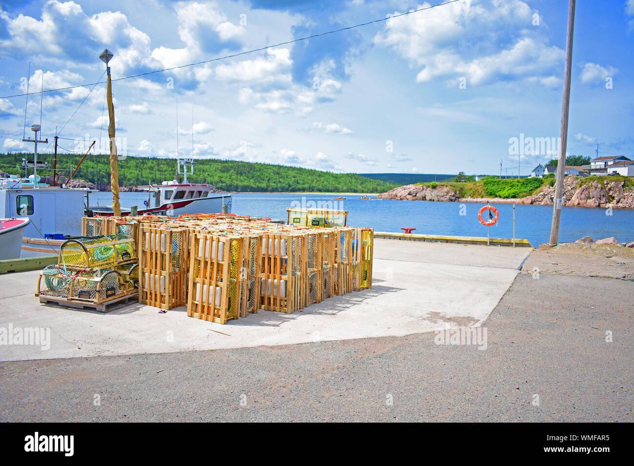 Casiers à homard en port de pêche. Banque D'Images