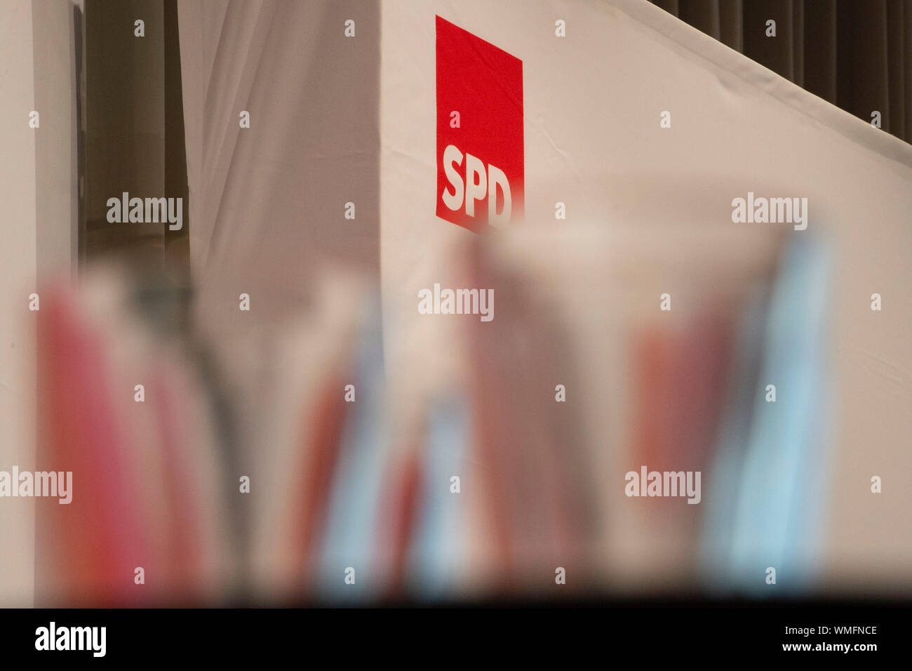Sarrebruck, Allemagne. 08Th Sep 2019. Fonction, photo, logo symbole SPD derrière vitriers, conférence régionale pour la présentation des candidats à la présidence du parti SPD, centre des congrès de Sarrebruck, 04.09.2019. Utilisation dans le monde entier | Credit : dpa/Alamy Live News Banque D'Images