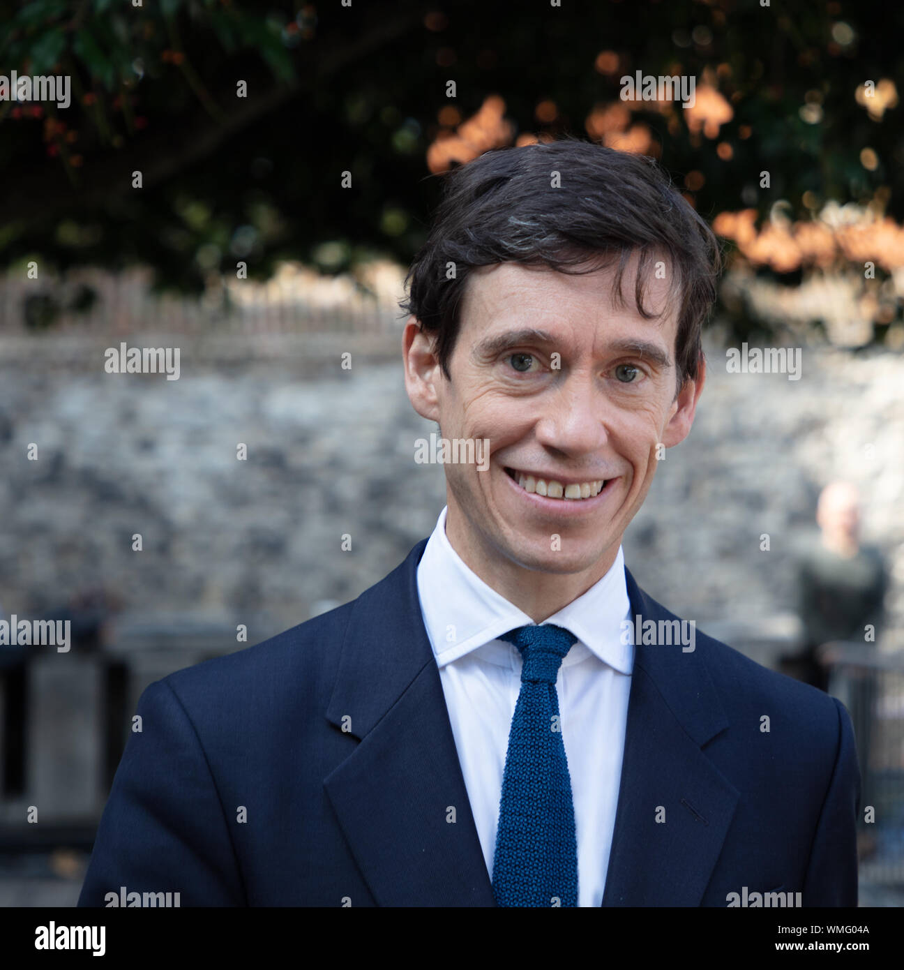 Londres, Royaume-Uni. 4 septembre 2019. Député conservateur, Rory Stewart MP, vu quitter le collège Green en face du Palais de Westminster, Westminster, London, UK après avoir parlé à la presse au sujet d'obtenir le sac de son parti en votant contre le gouvernement dans une tentative de bloquer un no-deal Brexit. Crédit : Joe Keurig / Alamy News Banque D'Images