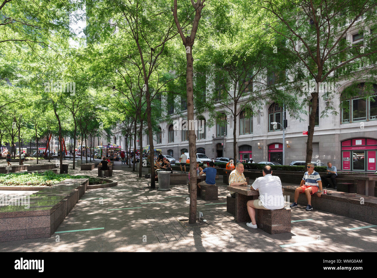 Zucotti Park de New York, l'été en vue de la socialisation dans amis masculins senior Zucotti Park, Manhattan, New York City, USA Banque D'Images Zucotti Park de New York, l'été en vue de la socialisation dans amis masculins senior Zucotti Park, Manhattan, New York City, USA Banque D'Images