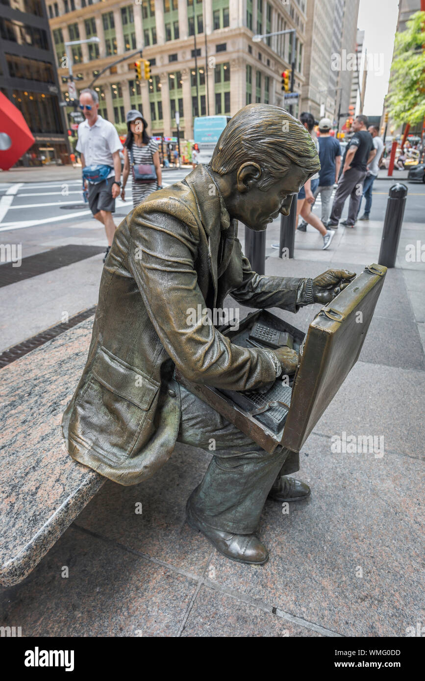 Vérifiez deux fois la sculpture, voir d'une figure en bronze d'un homme d'affaires situé près de Zucotti Park après la reconstruction du World Trade Center, New York. Banque D'Images Vérifiez deux fois la sculpture, voir d'une figure en bronze d'un homme d'affaires situé près de Zucotti Park après la reconstruction du World Trade Center, New York. Banque D'Images