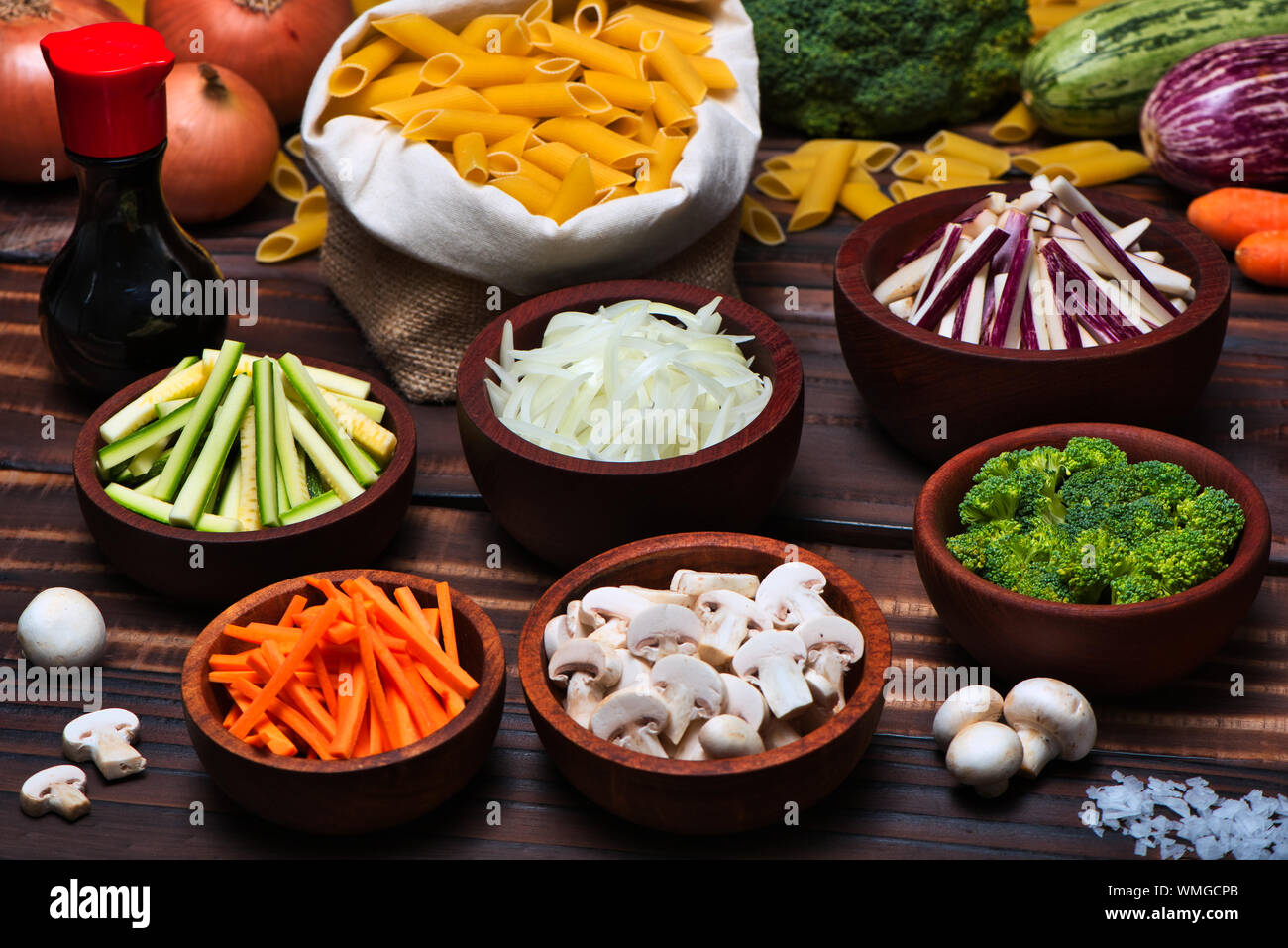 Nouilles sèches (Penne Rigate) et les légumes dans Juliana : courgettes, aubergines, oignons, les carottes, les champignons et le brocoli. Banque D'Images