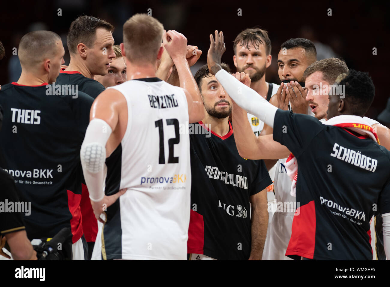 05 septembre 2019, la Chine, Shenzhen : Basket-ball : WM, Allemagne - Jordanie, premier tour, groupe G, 3e journée à Shenzhen Bay Centre sportif. Les joueurs de l'Allemagne s'entretuer à la fin de la partie. Photo : Swen Pförtner/dpa Banque D'Images