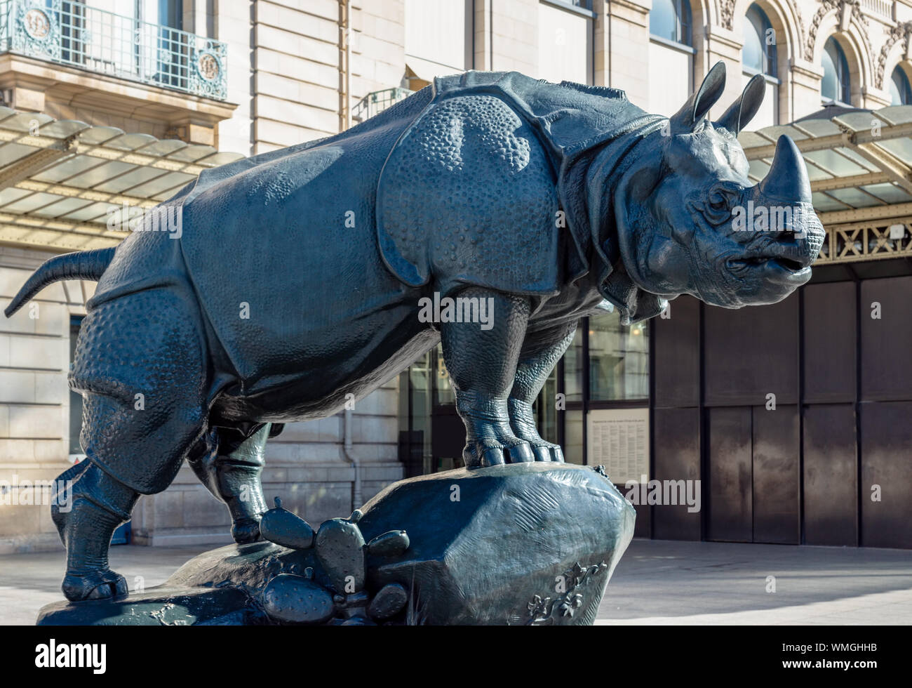 Rhinoceros statue devant musée d'Orsay à Paris Banque D'Images