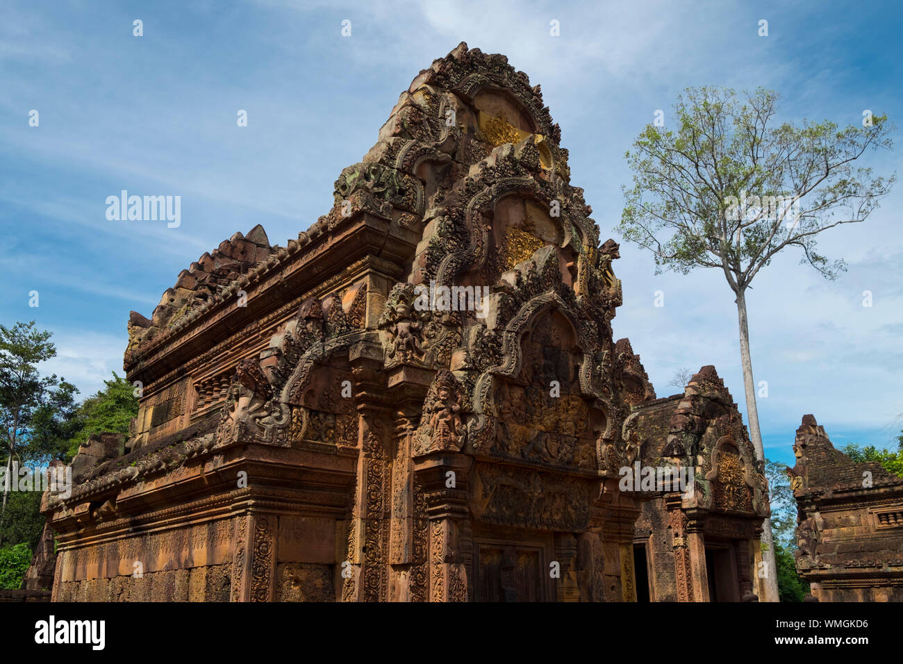 Détail du toit d'une des bibliothèques de mignon à Banteay Srei Angkor à Siem Reap, Cambodge. Banque D'Images