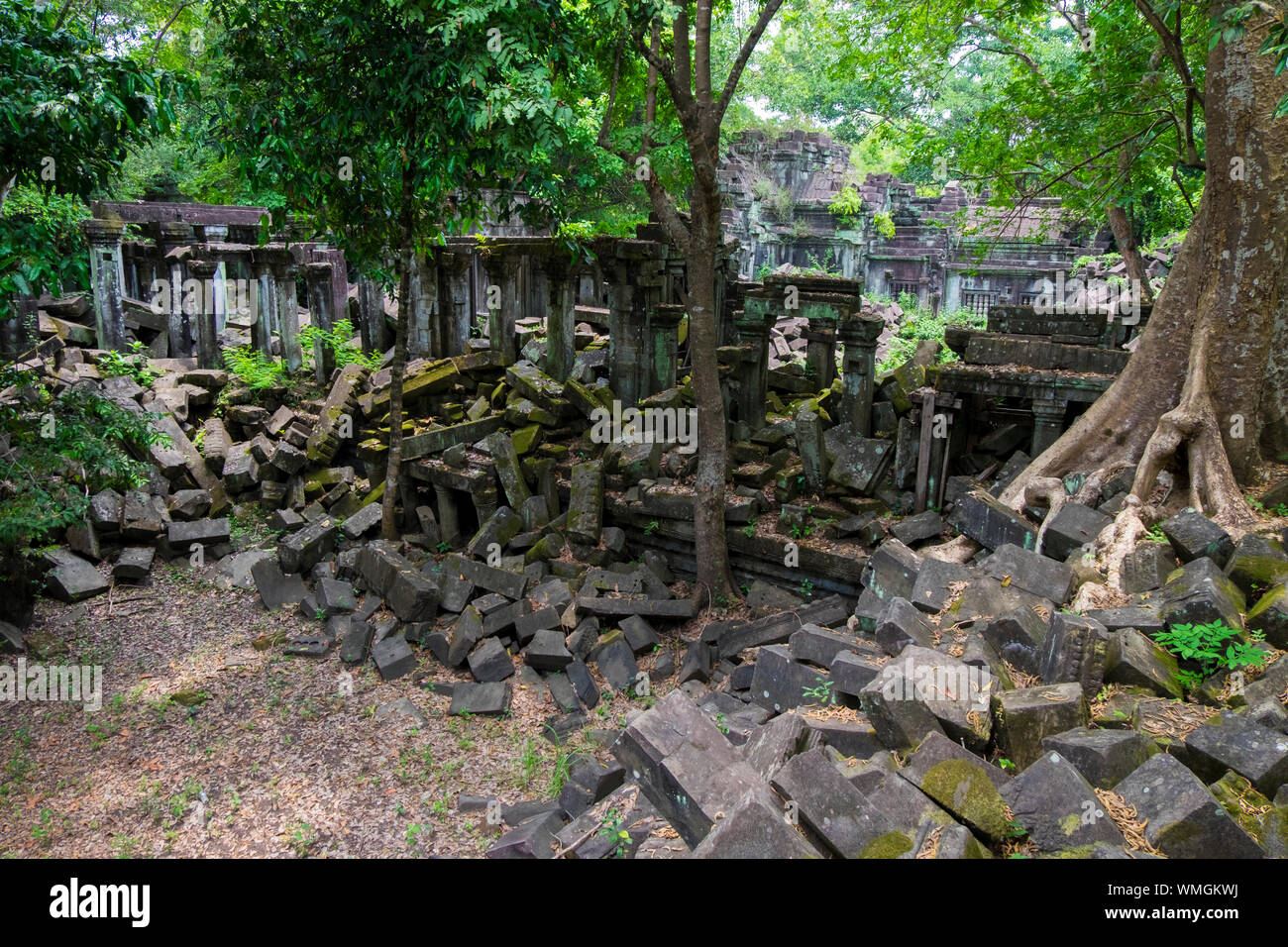 Un énorme tas de pierres, une partie des ruines de Beng Meala à Angkor à Siem Reap, Cambodge. Banque D'Images